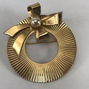 CORO Gold Tone Metal Designer Wreath With Bow and Pearl Accent PIN BROOCH VTG